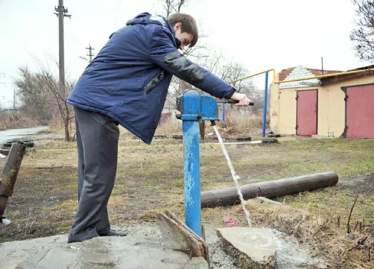 Колонка питьевой воды. Водоразборная колонка уличная. Водяная колонка на улице. Колонка для воды уличная. Водоразборная колонка в селе.