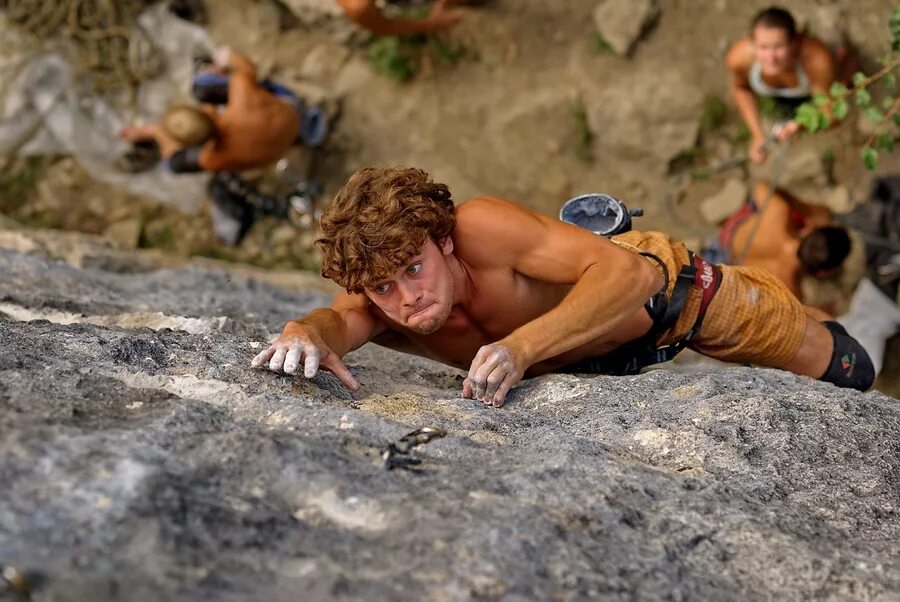 человек держится из последних сил. открытка держусь из последних сил. из последних сил. из последних сил. командный дух юмор.