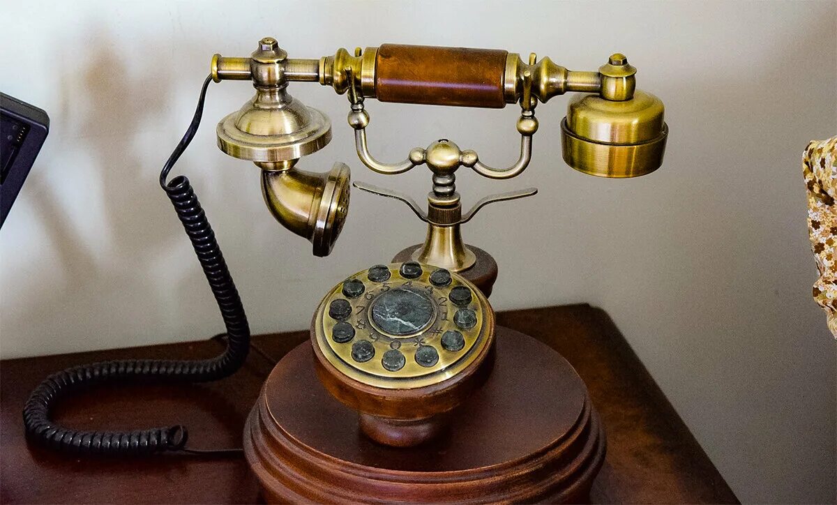 В каком году был первый телефон. Телефонный аппарат Бойля 1896. Первый телефонный аппарат. Старинный телефонный аппарат. Телефонный аппарат стационарный старинный.
