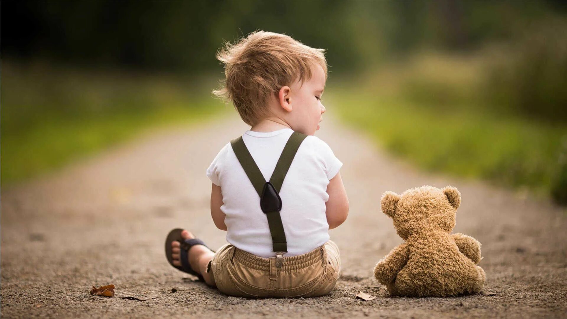 Been is a little boy. Ребенок со спины. Спокойный ребенок. Мальчик с плюшевым мишкой.