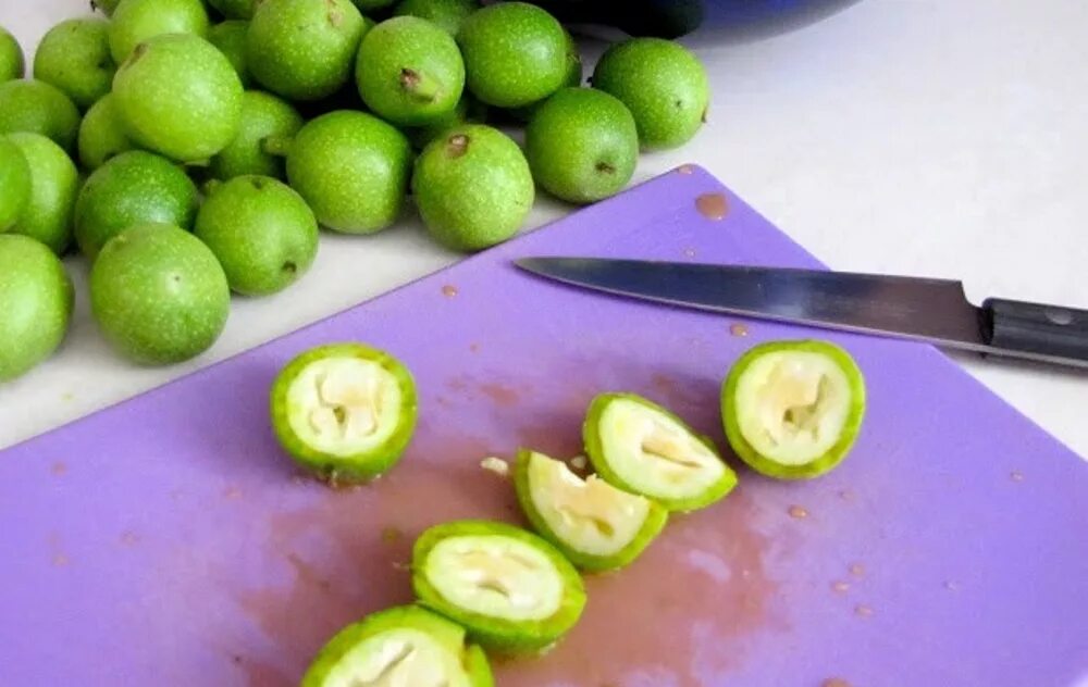 Не спелый грецкий орех. Зеленый грецкий орех варенье. Грецкий орех зеленый. Варенье из зеленого грецкого ореха. Зеленый грецкий орех лекарство.