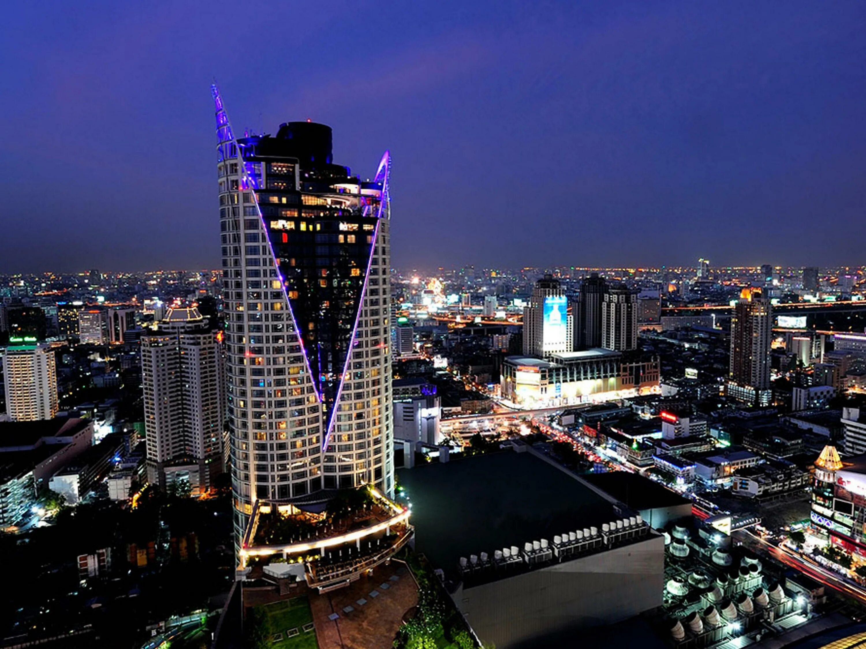 Месяц в бангкоке. Центара Гранд Бангкок. CENTRALWORLD Таиланд Бангкок. Centara Grand at CENTRALWORLD Bangkok. Централ Плаза Бангкок.