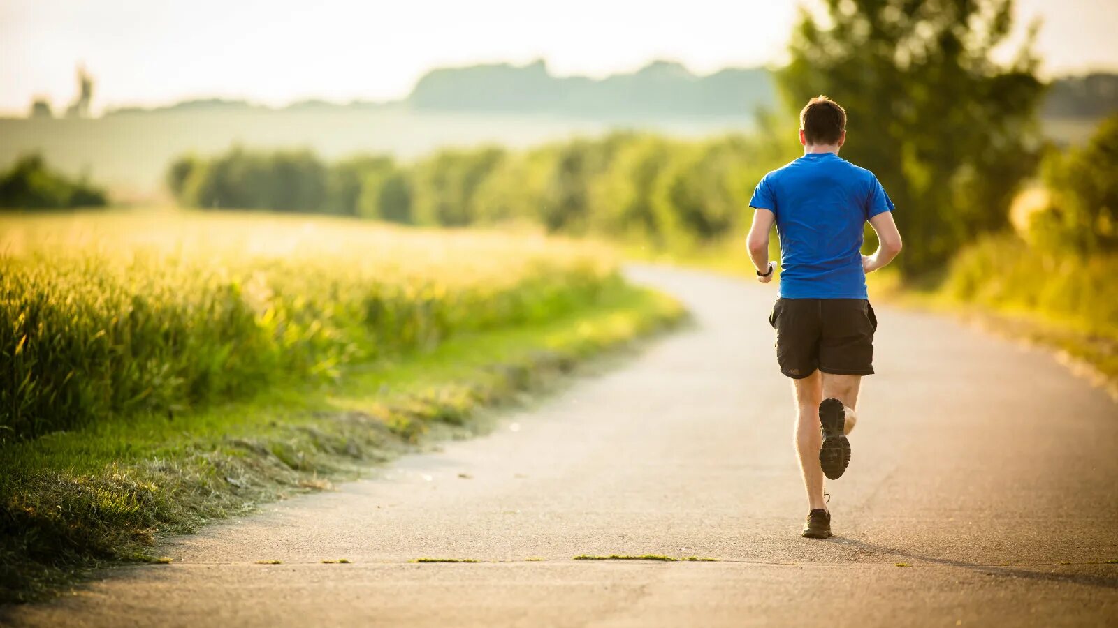 It s time to run. Бег. Человек бежит по дороге. Бег человека. Идет по дороге.
