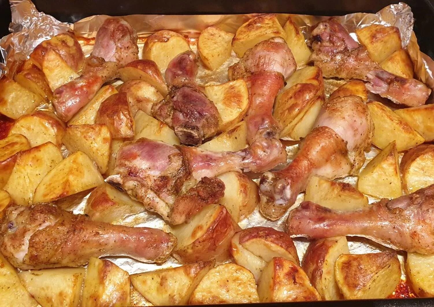 ножки с картошкой в духовке. сколько запекать голень с картошкой. картошка с куриными ножками в духовке. куриные голени с картошкой. куриные ножки с картошкой в духовке.