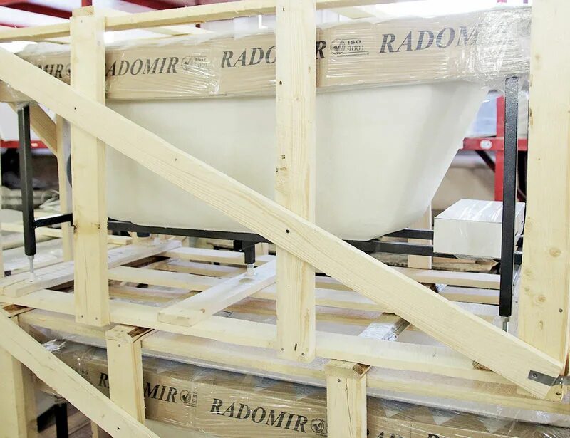 Обрешетка под панели пвх в ванной. Каркас для панелей пвх в ванной. Обрешетка стены под пвх. Обрешетка ванны. Каркас под пластиковые панели.