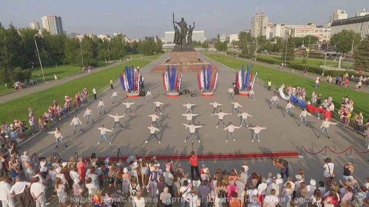Что сегодня в перми на эспланаде. Флаги на эспланаде пермь. театр на эспланаде пермь. сцена на эспланаде пермь. холмы на эспланаде в перми.