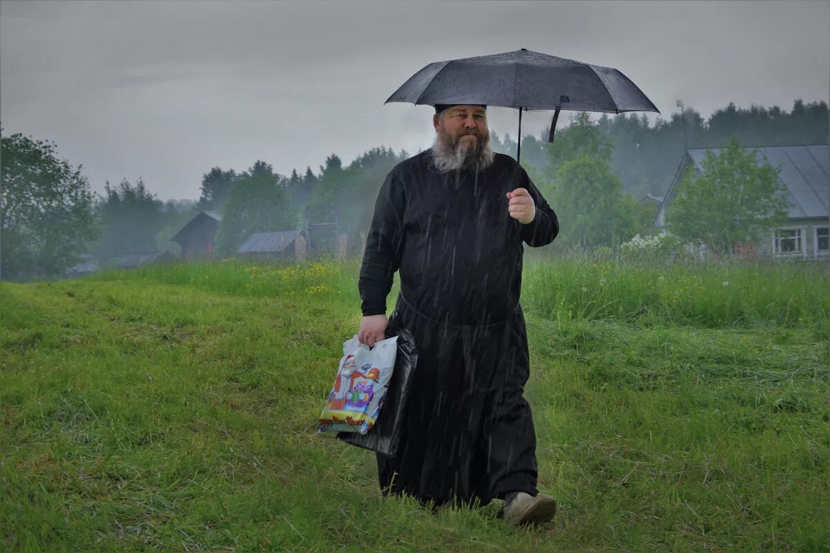 православный монах. священником пойдет. инок варнава оптина пустынь. священник на улице. костюм православного монаха.