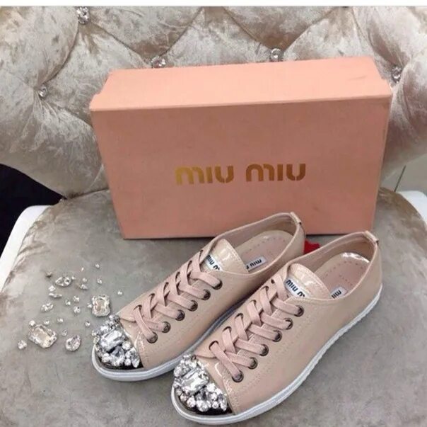 Miu miu рубашка со стразами. Кеды миу миу черные. Обувь с перьями. Miu miu 2023 обувь. Декор одежды бисером.