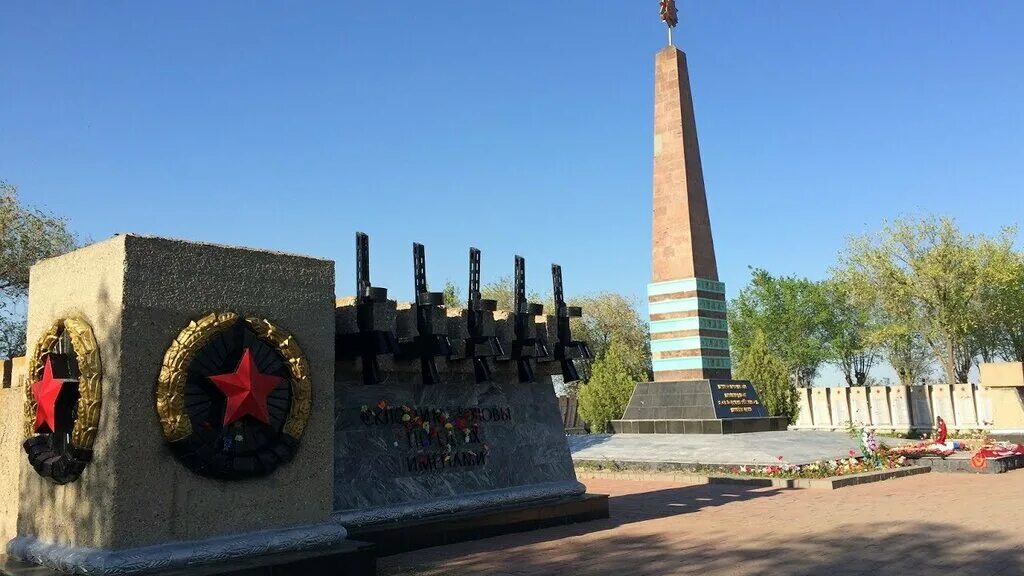 Памятник павшим героям. Памятники Великой Отечественной войне в Астрахани. Мемориалы памятники Астрахань. Памятник героям ВОВ В Астрахани. Памятники ВОВ В Астрахани.