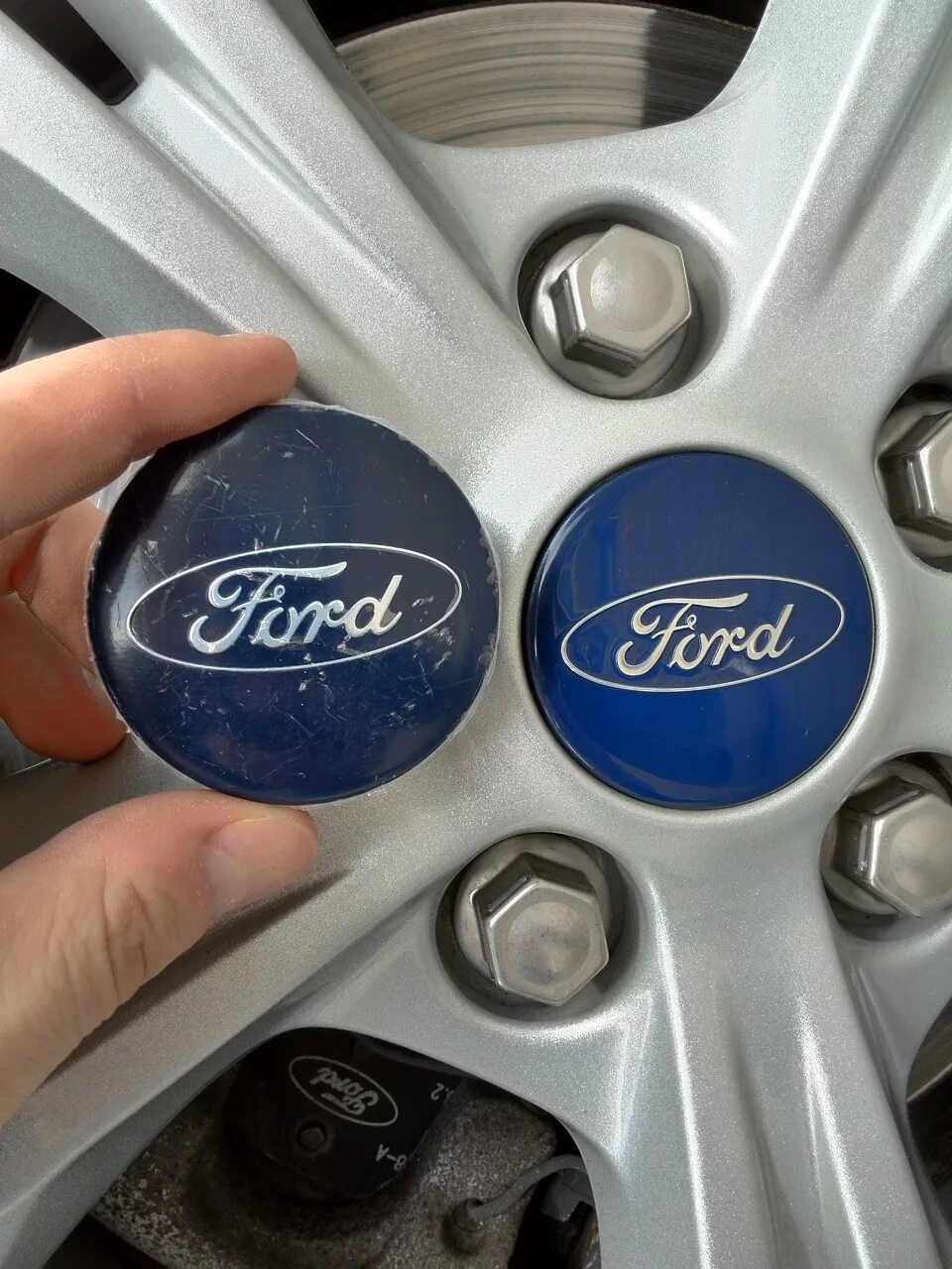 Как снять колпаки с дисков. Ford Focus 2 заглушка диска. Заглушка ступицы Форд фокус 3. Заглушки на диски Форд фокус 2 r16. Крышка центрального отверстия диска Форд фокус 2.