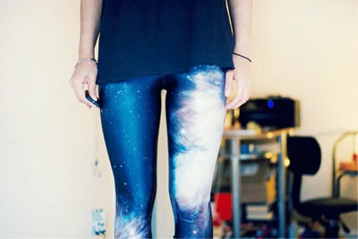 Лосины. Девушка описалась в джинсы. Мокрые джинсы. Лосины с принтом космоса.