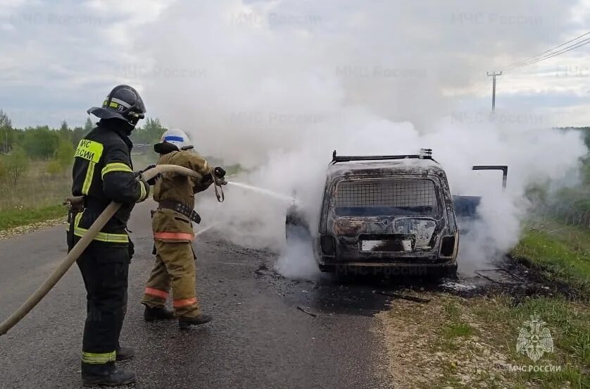 В Калужской области сгорел автомобиль. МЧС авто. Пожарные Мещовска фото. Пожар в Мишково Калужской области.