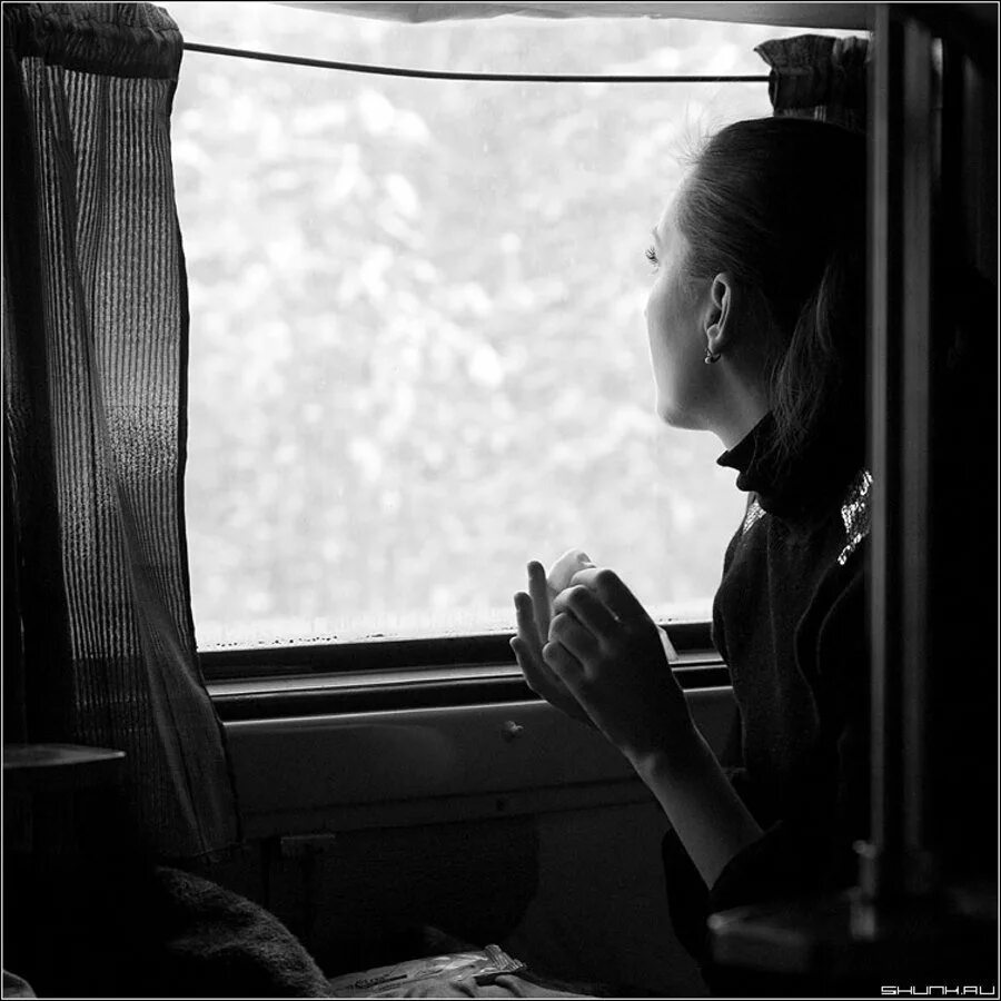 Девушка в поезде у окна. Девушка уезжает. Девушка в вагоне поезда. Окно поезда. Уезжать стучать