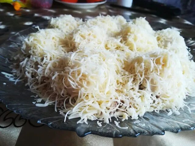 Снежные сугробы с курицей и грибами. Салат сугробы. салат снежные сугробы. салат сугроб с курицей. салат сугробы фото.
