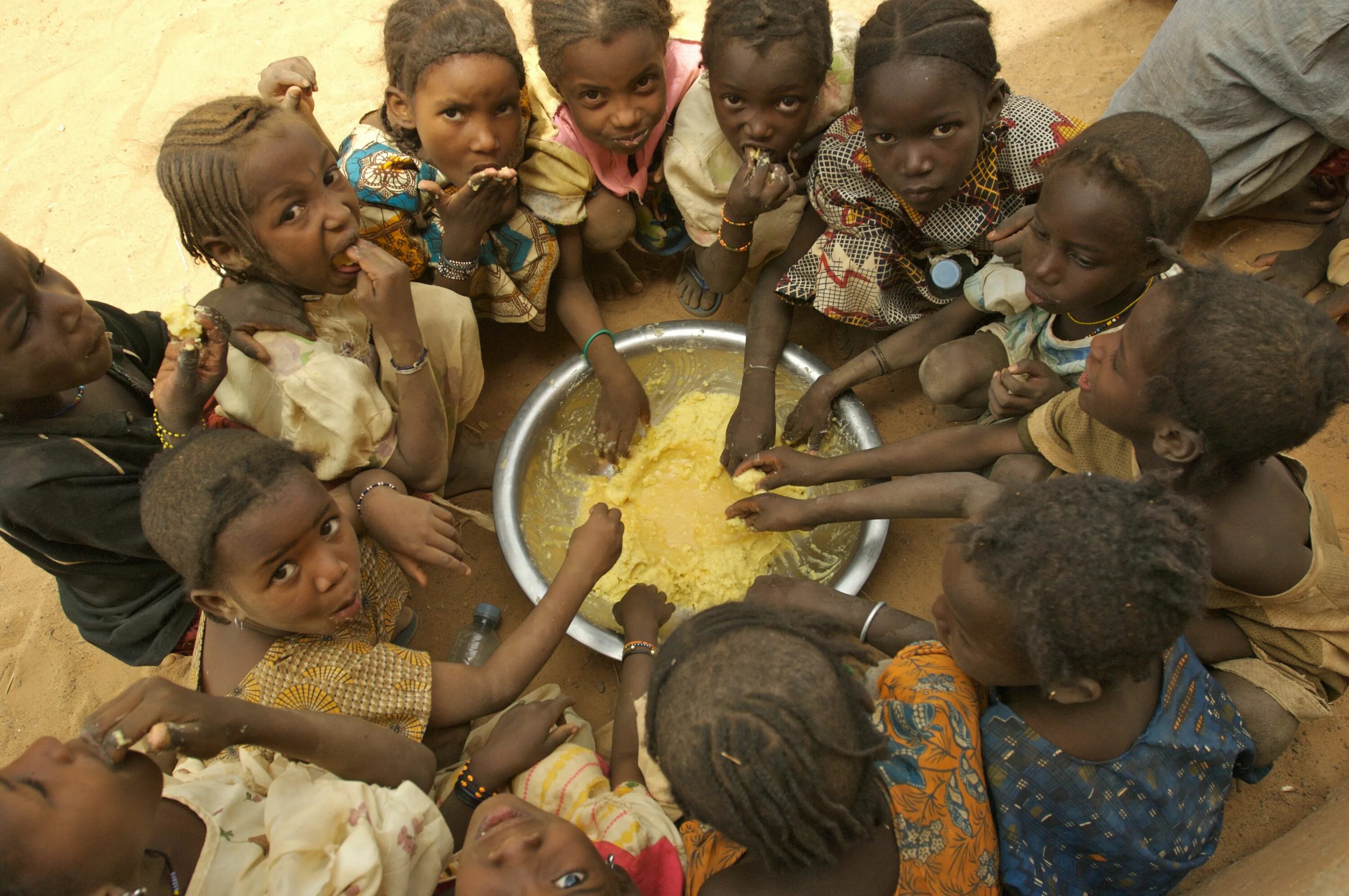 Голодающие дети пфрика. Галодны детий в Африка. Starving help