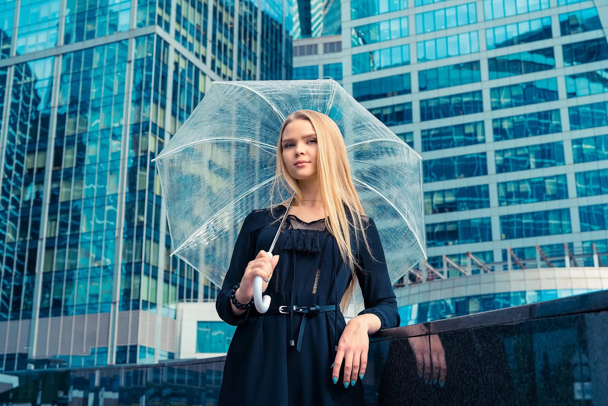 Новый город девочки. Девушка в городе. Новый город девочки. Крутая девушка. Фотосессия на фоне москва сити.