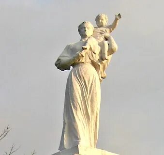 Памятник женщина с ребенком