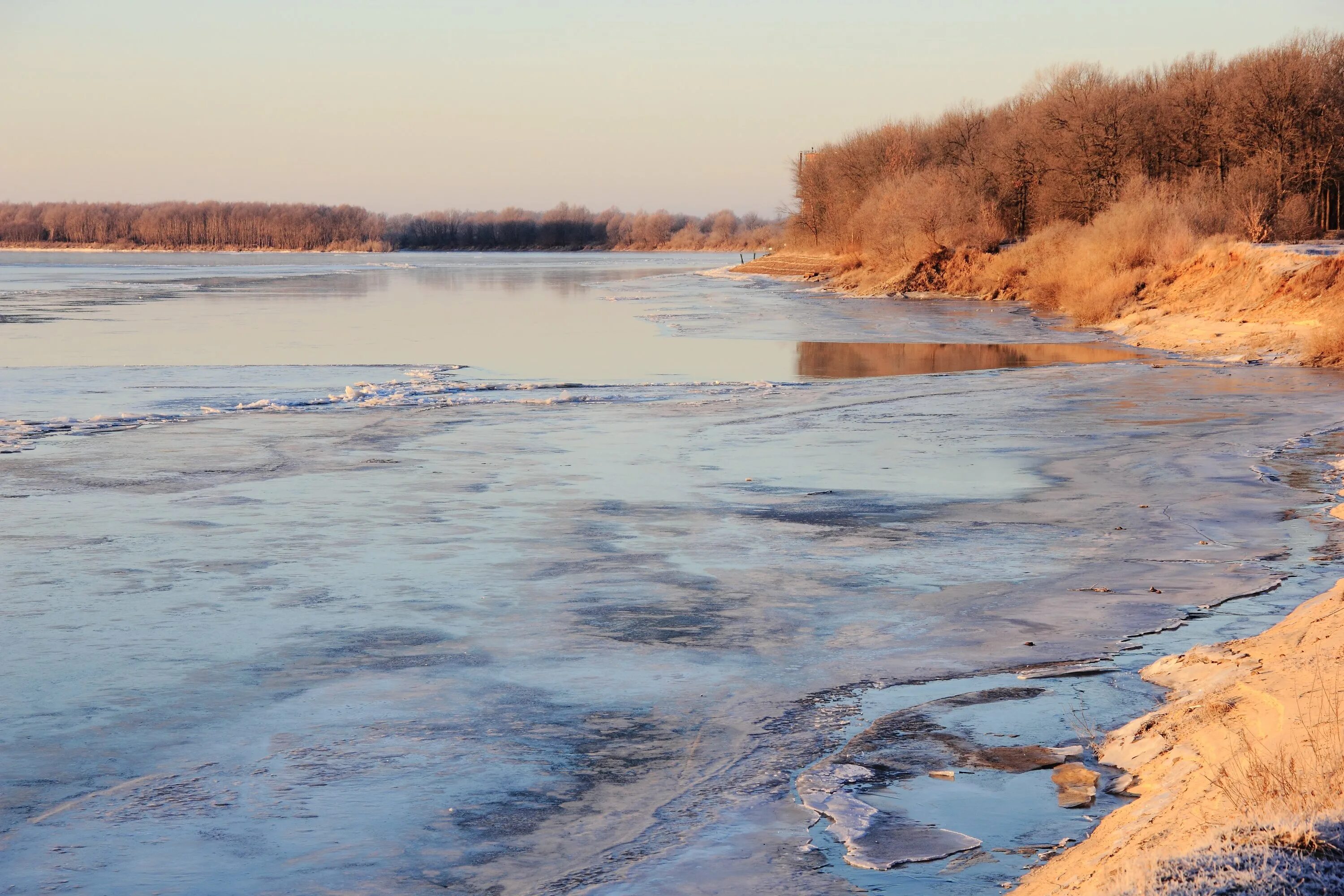 Начала ледостава. Река Ока ледостав. Замерзшая река Клязьма. Ранний ледостав. Ледостав на реке.