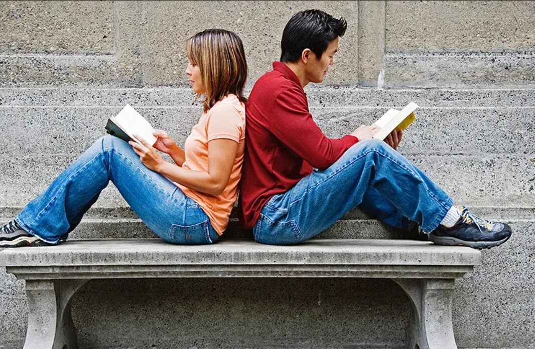 She s reading now. Влюбленные студенты. Студенческая влюбленность. Влюбленный студент. Любовь студентов.