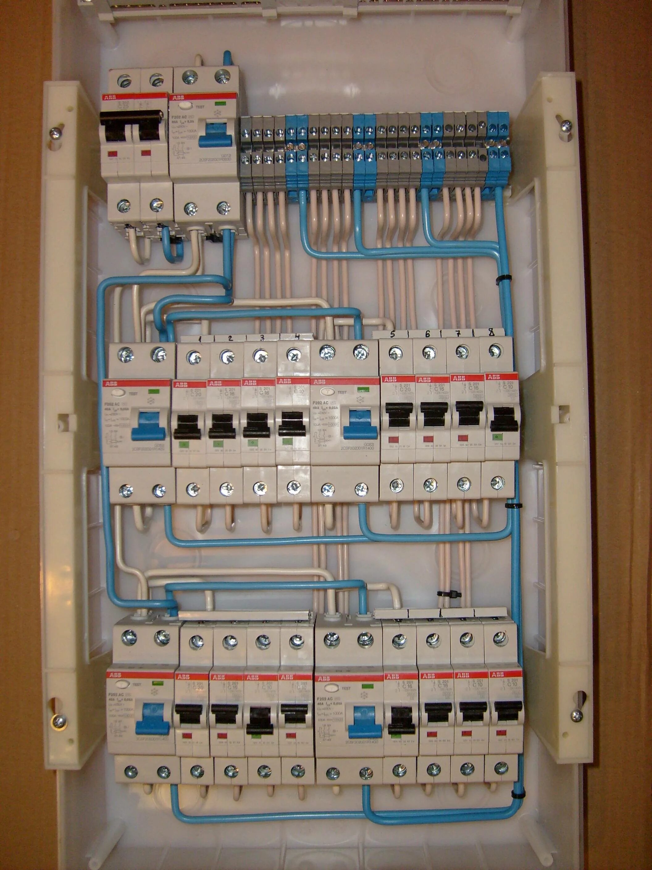 Расключение щита квартирного. Расключение распределительного щита. Расключить квартирный щиток. Щит электрический 2 этажа 30 автоматов. Работа сборка щитов