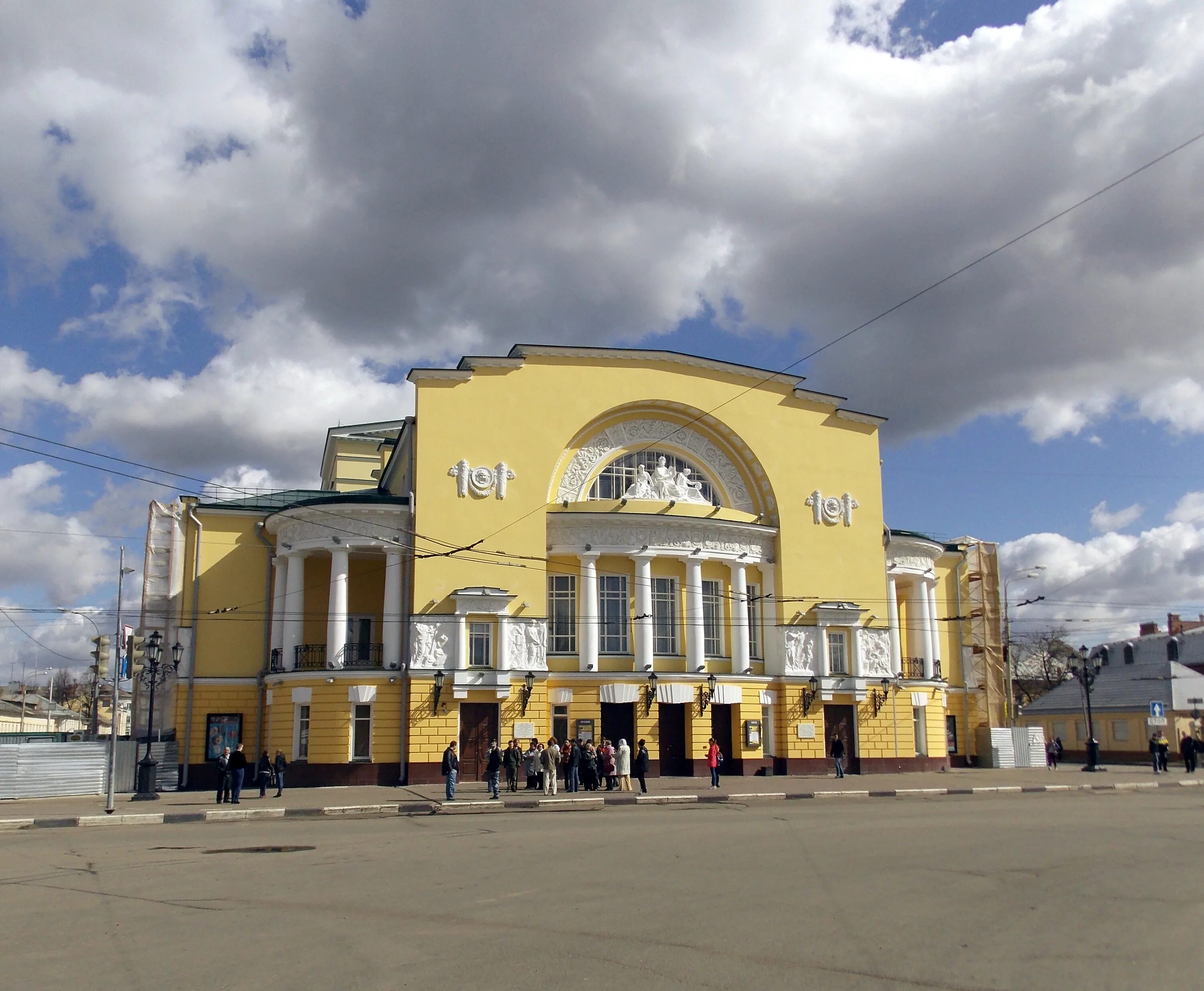 Театр имени Волкова Ярославль. Здание театра Волкова в Ярославле. Театр драмы Ярославль. Ярославль ф. Волкова театр факты. Как выглядит театр имени волкова