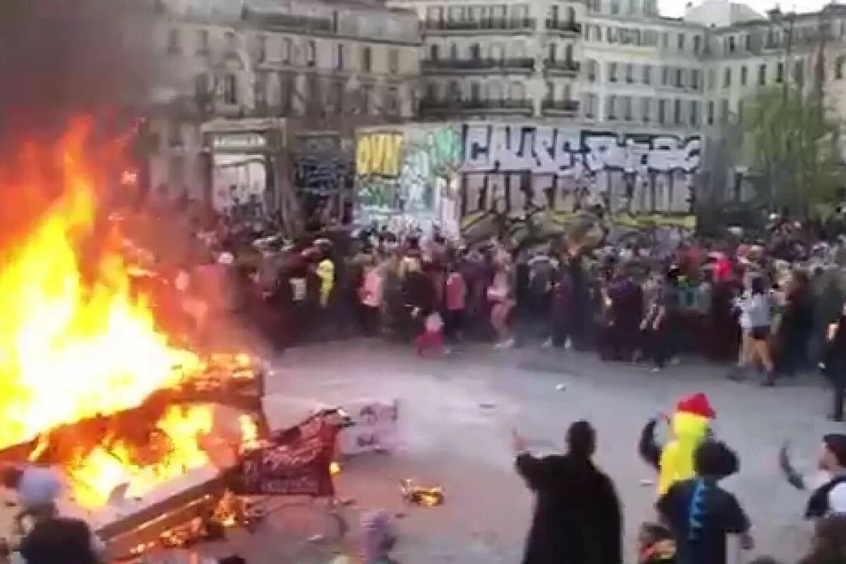 Общественные беспорядки. Митинги в Париже 2023. Протесты во Франции. Париж массовые беспорядки 2023. Митинг огонь