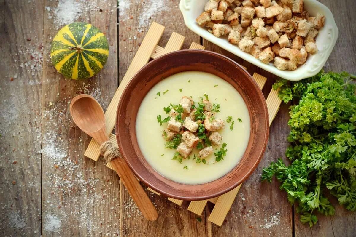 Картофельное пюре с гренками. Суп пюре. картофельный суп пюре. картофельный крем суп. картофельный крем суп с гренками.