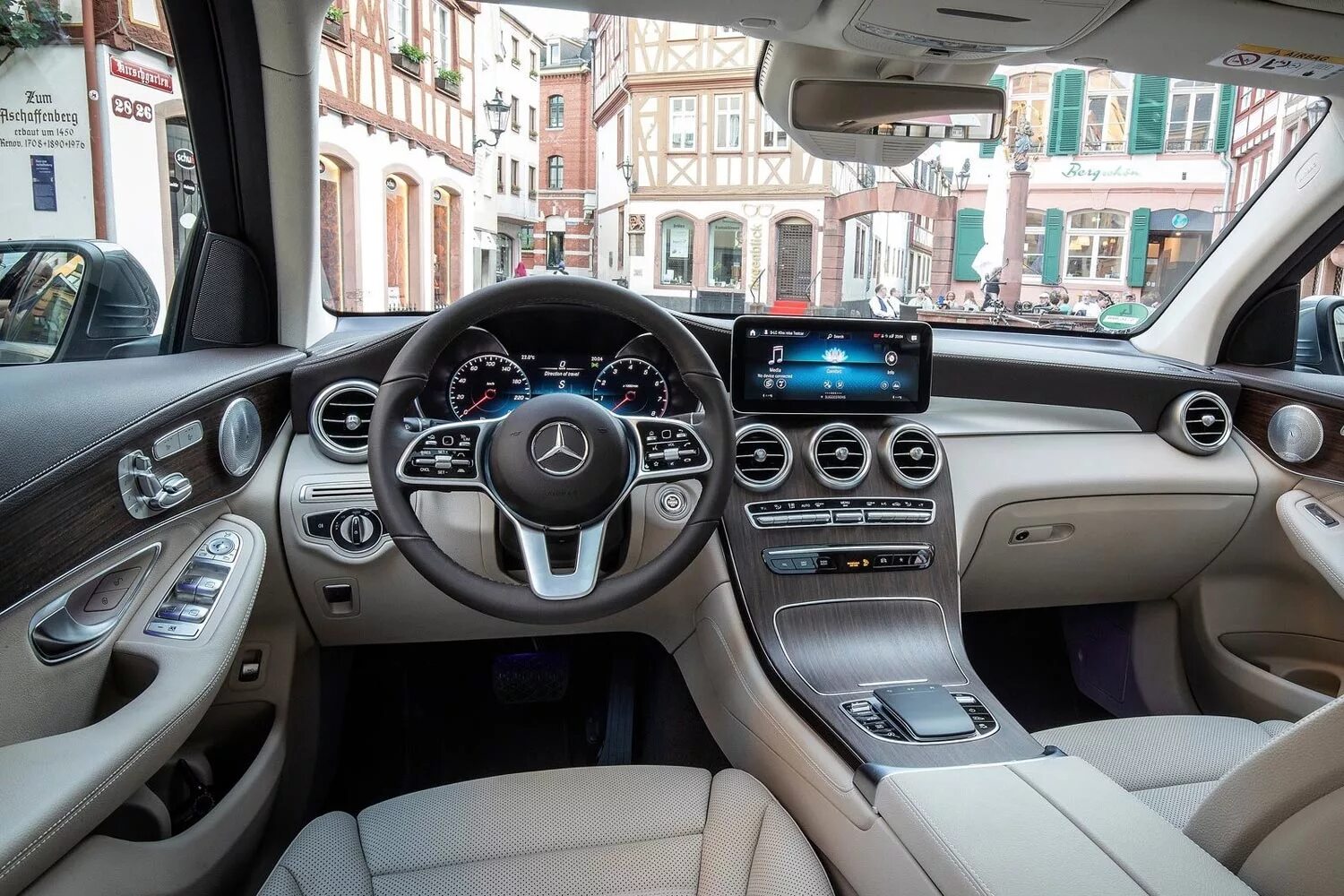 Мерседес салон внутри. Mercedes Benz GLC 2020 салон. GLC 200 Мерседес салон. Мерседес ГЛС 300 купе. Мерседес GLC 2021 интерьер.