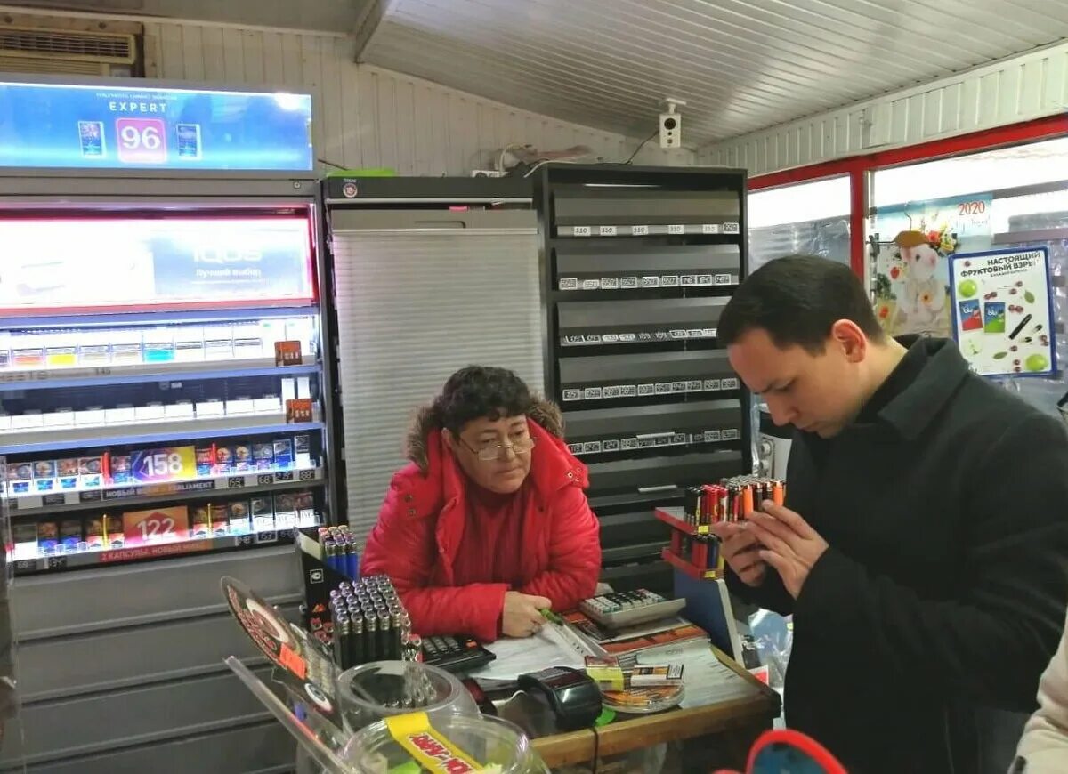 Продавец табачных изделий. Продавщица с сигаретой. Торговля Ростовской области. Филиппинские сигареты.