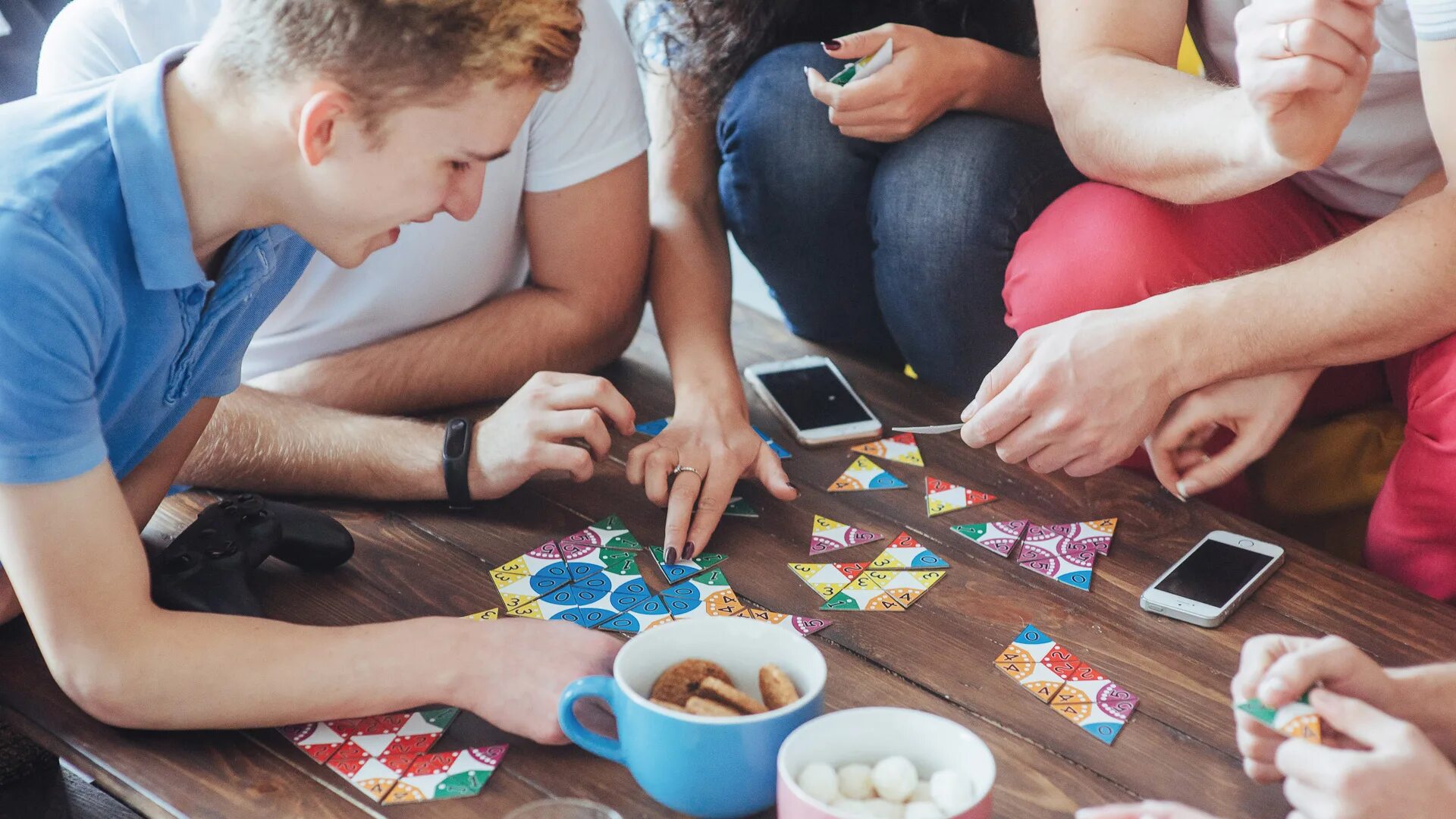 Настольная игра «о семье». Настольные игры для всей семьи. Семейные игры. Веселая компания за столом. Чем можно заняться с друзьями дома.