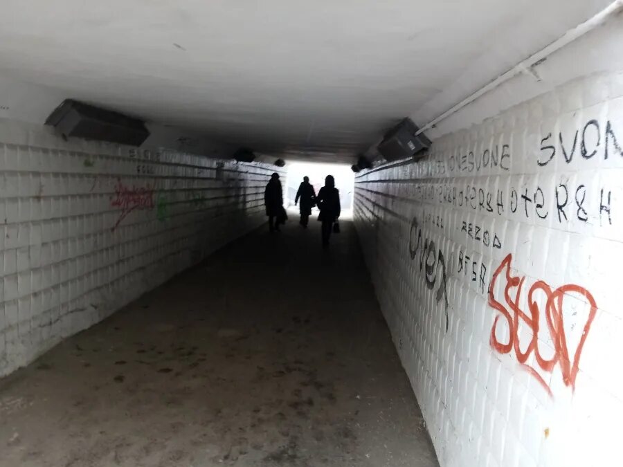 Беляевская я живу под землей. Подземный переход на 3 дачной. Подземный переход 3 Дачная Саратов. 3я Дачная подземный переход. Подземный пешеходный переход Саратов.