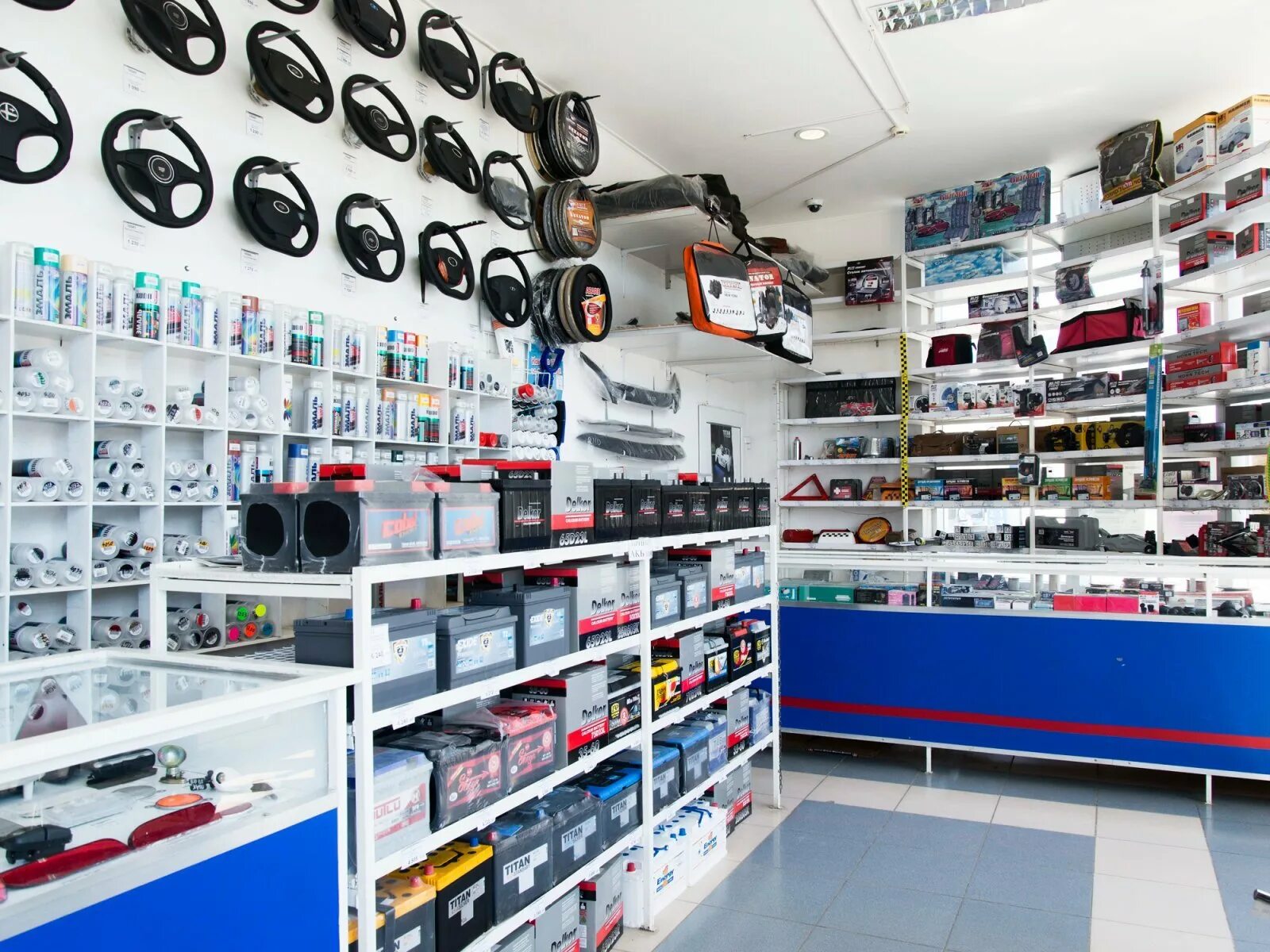 Магазин автозапчастей. Оригинальный магазин автозапчастей. Оригинальные запчасти камаз магазин. Оригинальный магазин автозапчастей. Интерьер магазина автозапчастей.