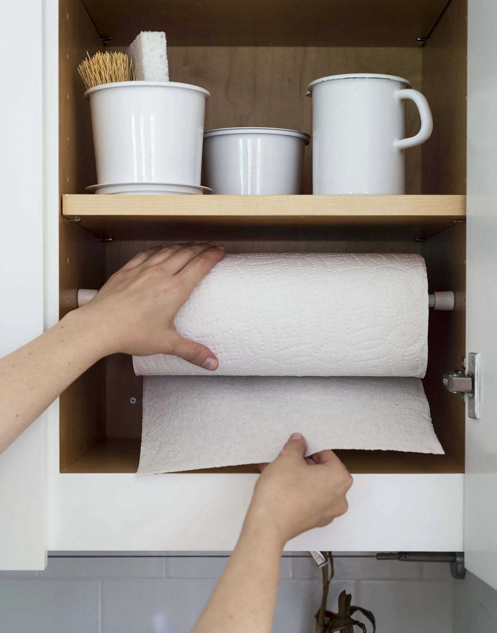 Использованные бумажные полотенца. Бумажные полотенца на кухне. Хранение бумажных полотенец на кухне. Держатель для бумажных полотенец в интерьере. Подставка для кухонных полотенец.