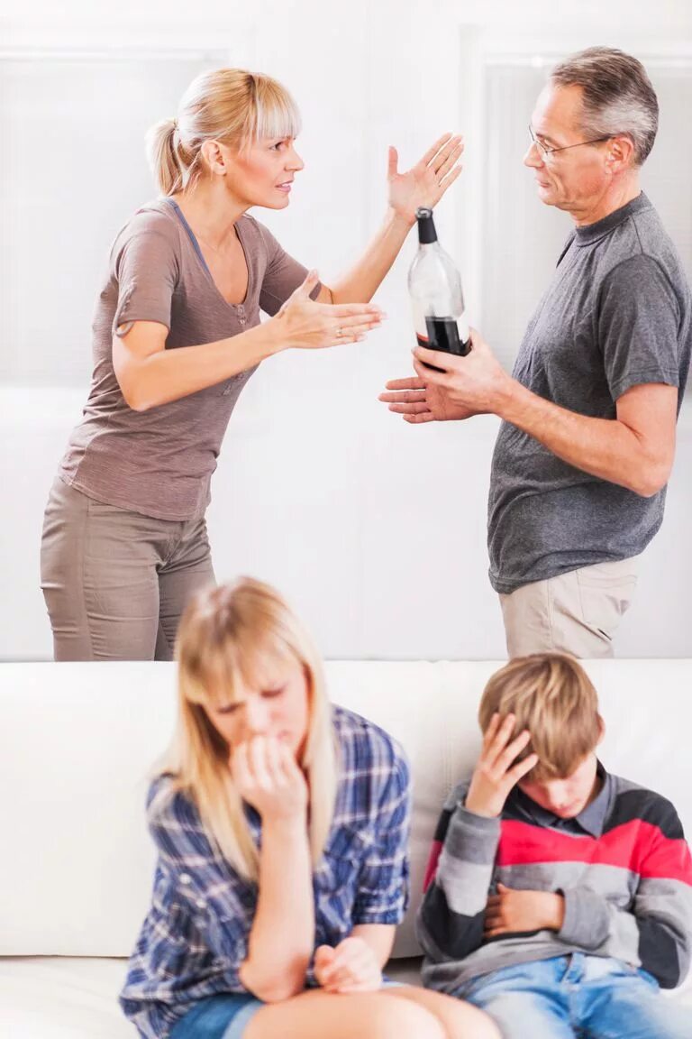 Мать злоупотребляет алкоголем. Алкоголизм в семье. Семья алкоголиков. Родители алкоголики. Пьющие родители в семье.