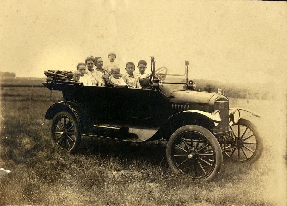 Включи век машин. Форд 1910 года. Автомобиль Форд 1910 года. Автомобиль Форд в 1910-1913. Ford model t автомобили 1920-х.