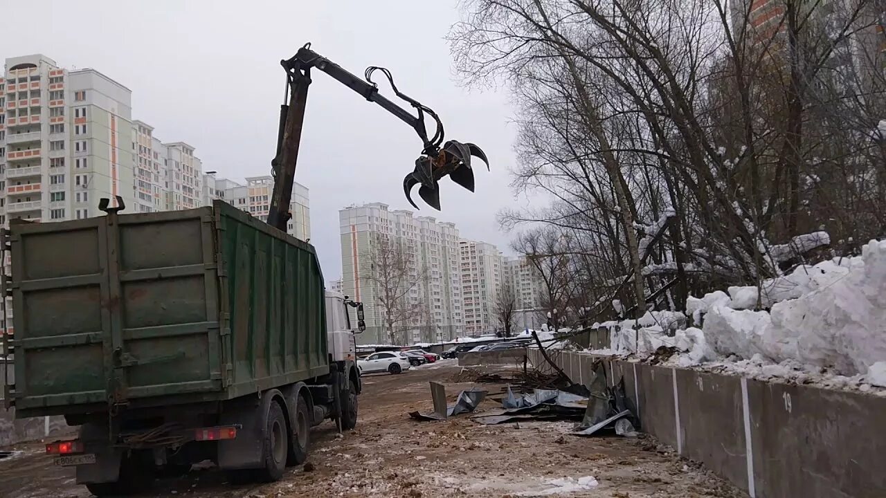 Грузят металл. Ломовоз грузит металл. Погрузка металлолома. Манипулятор для металлолома. Кран манипулятор для металлолома.