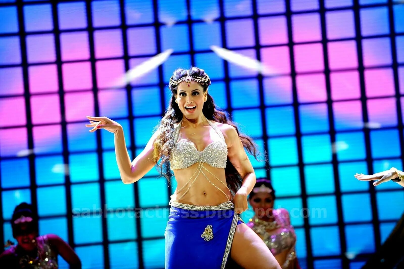 Бипаша басу. Bipasha Basu IIFA 2012. Бипаша басу Bikini. Бипаша басу клипы. Басс танцы