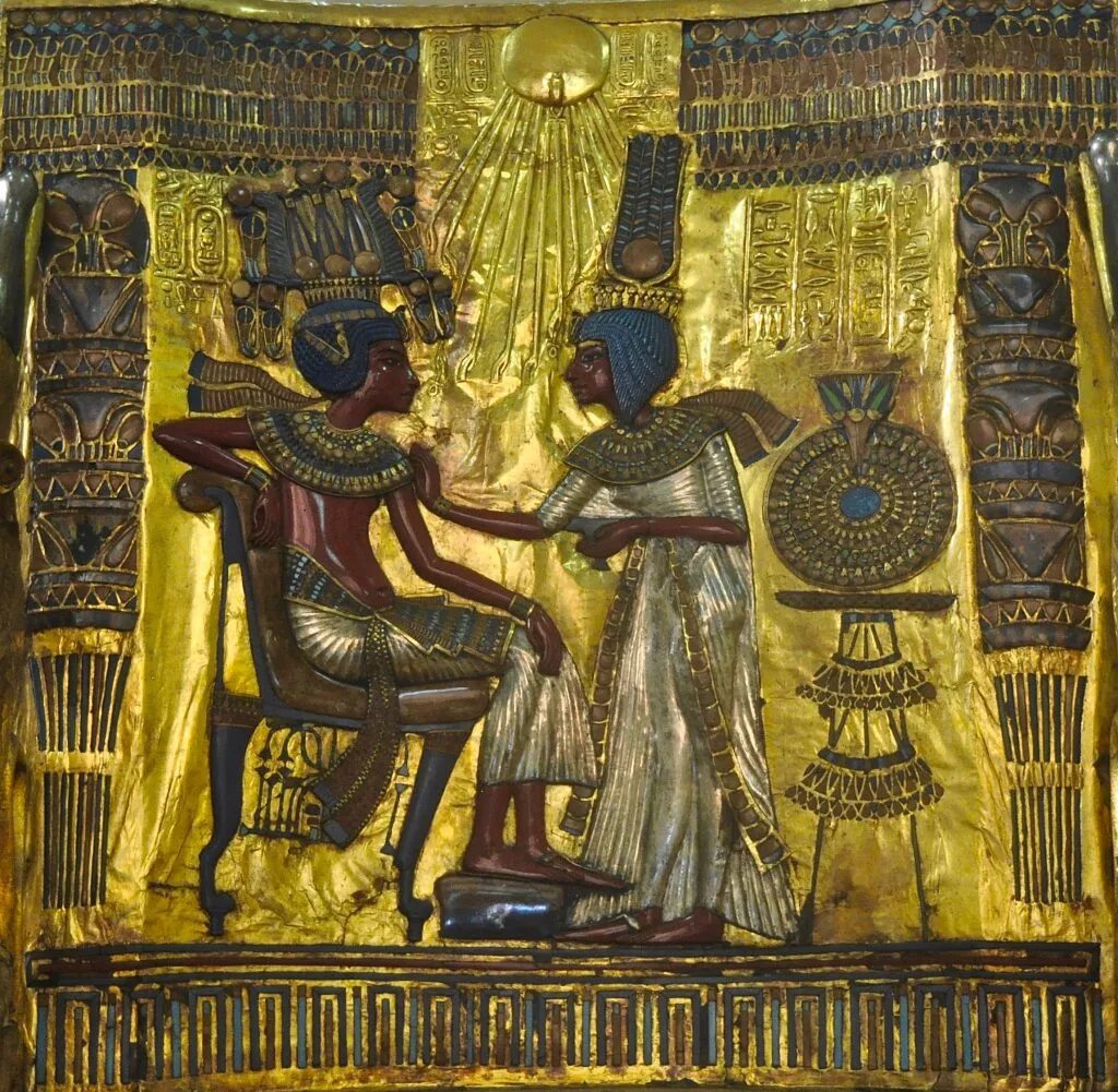 Трон фараона тутанхамона. Гробница Анхесенамон. Жена Тутанхамона Анхесенамон. Тутанхамон с женой рельеф трона. Анхесенамон Египетская царица.