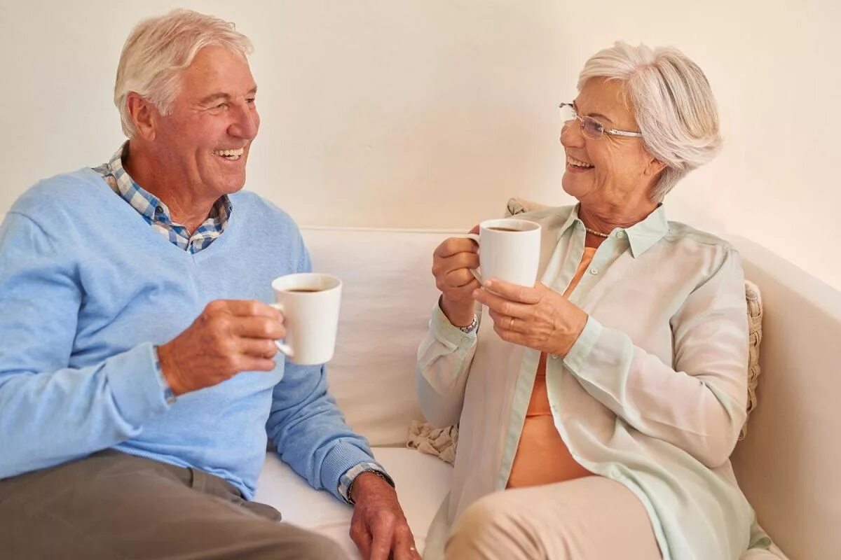 Муж и жена пенсионеры. Пожилые люди пьют чай. Чаепитие для пожилых людей. Старики пьют кофе. Пенсионеры пьют чай.