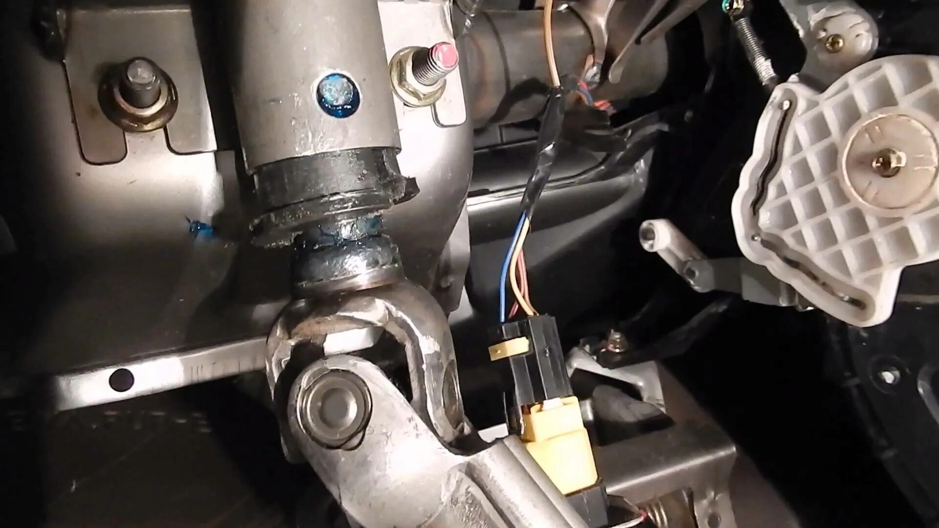 Стук в руле. Рулевая колонка camry 40. Стук в руле. Стучит рулевой вал рено колеос. Рулевой вал кашкай j10.