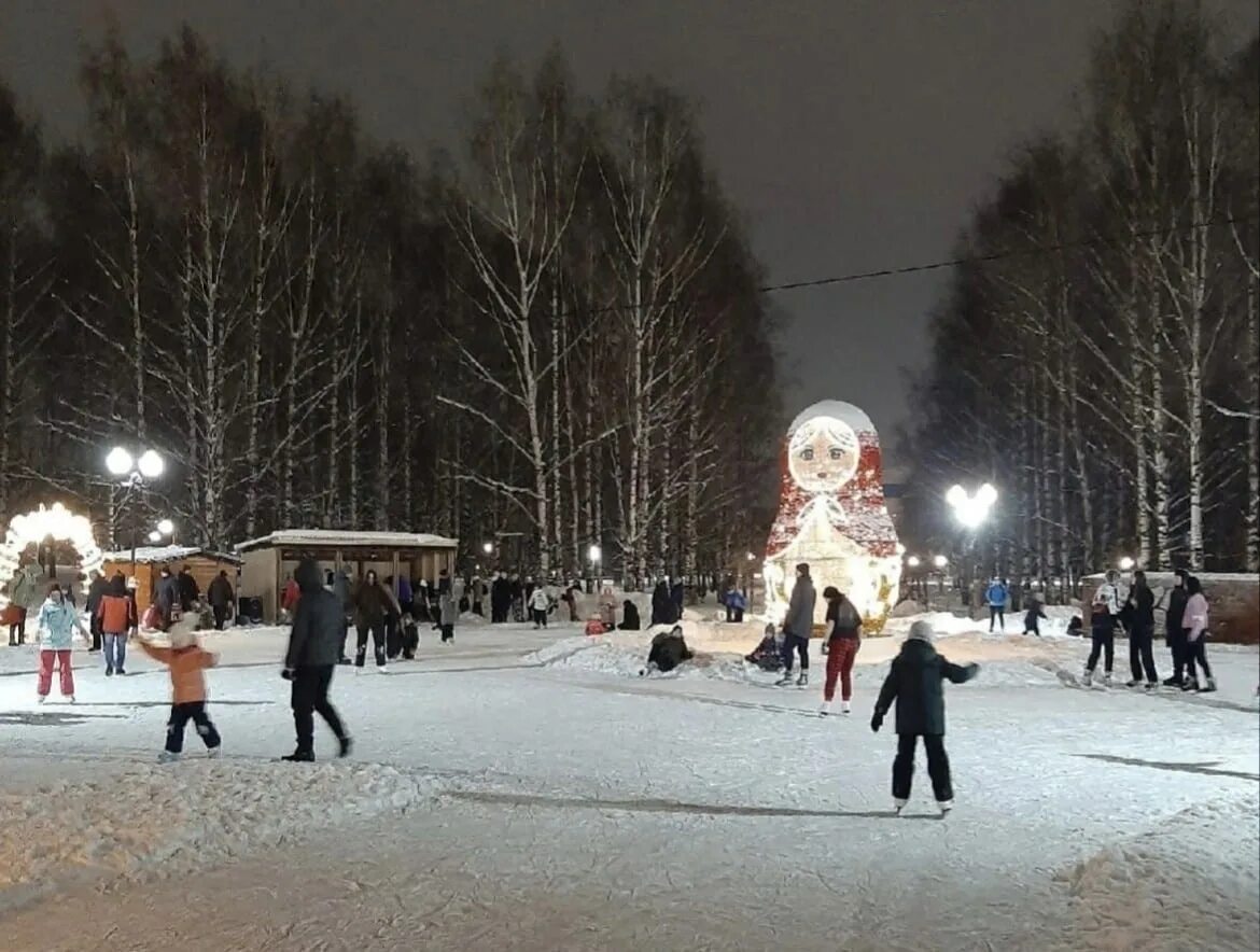 Кочуровский парк Киров каток. Каток в Кочуровском парке Киров. Кочуровский парк Киров 2022. Кочуровский парк Киров зима. Каток киров цена