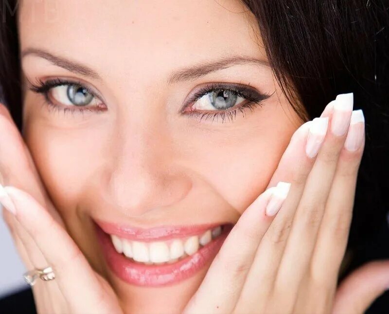 здоровые кожа волосы и ногти. здоровые кожа волосы и ногти. красивые здоровые волосы. здоровые волосы и ногти. женщина расчесывается.