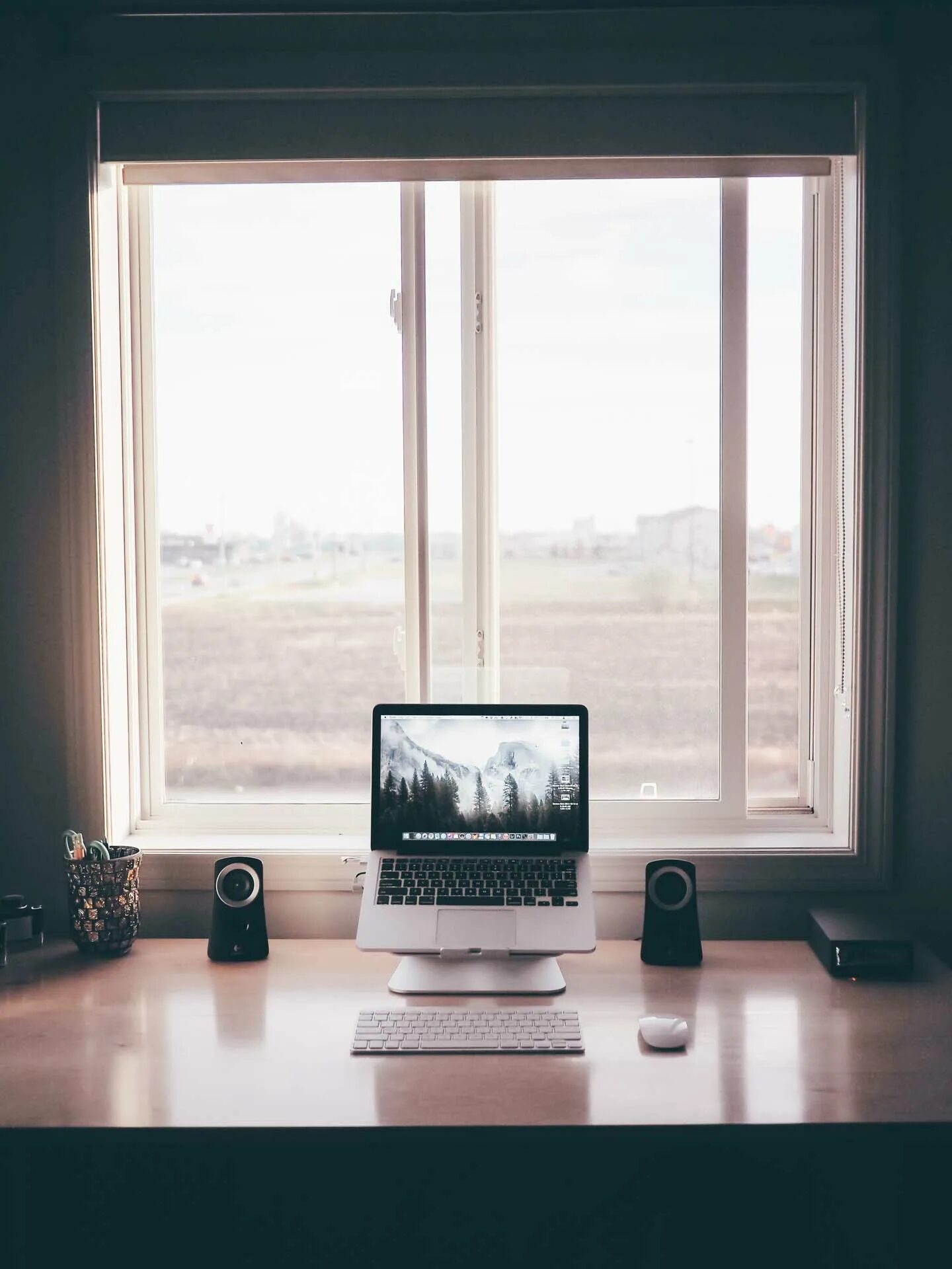 окна компам. комната с компьютером. офисный ноутбук. компьютерная комната. компьютерное рабочее место.