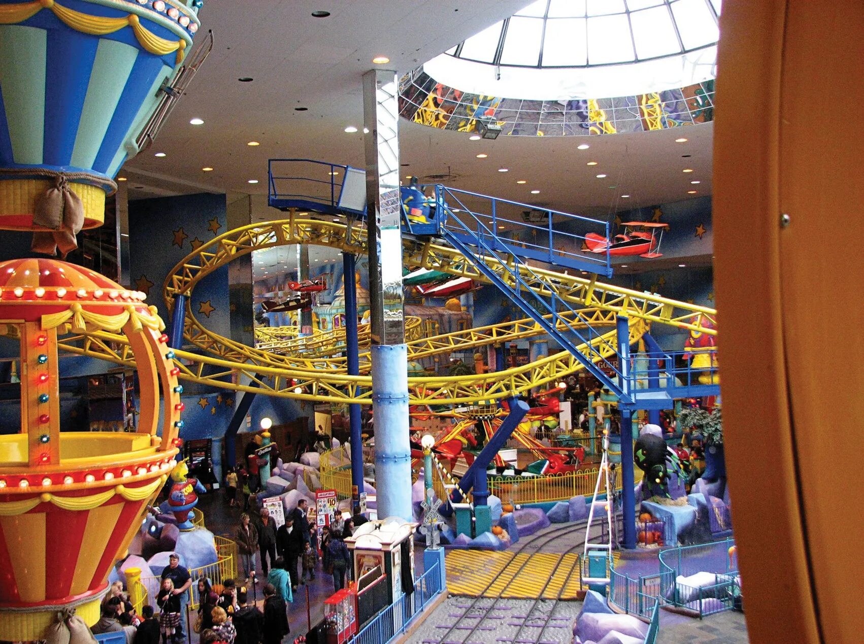 Развлечения д. West Edmonton Mall Galaxyland. Аттракционы Хэппилон американские горки. West Edmonton Mall Amusement Park. Развлекательные места.