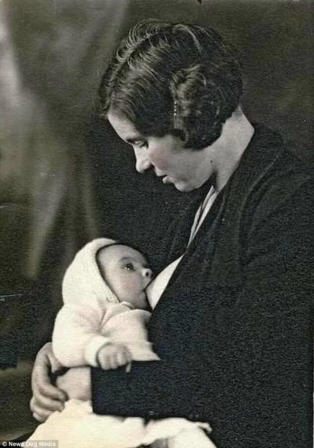 Ретро мама рассказ. Женщины викторианской эпохи кормят грудью. Исторические фото женщины с младенцем на руках. Кормящая женщина историческая фотография. Невеста кормит младенца.