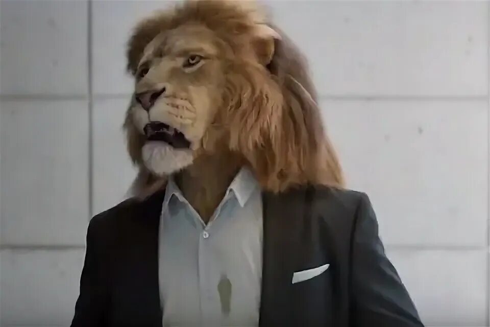 Mercedes лев. Человек с львиной головой. Костюм Льва. Мужчина с головой Льва. Реклама Мерседес со львом.