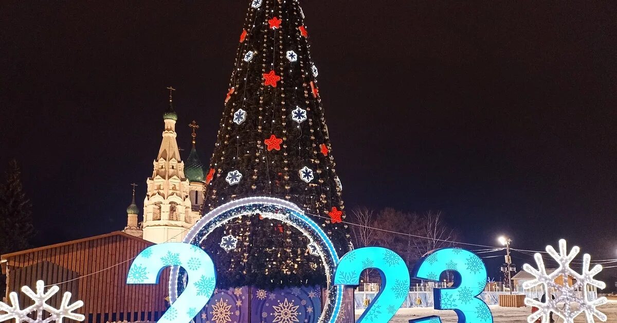18-метровая ель, инсталляции для фото и световые консоли: как украсят Ярославль 
