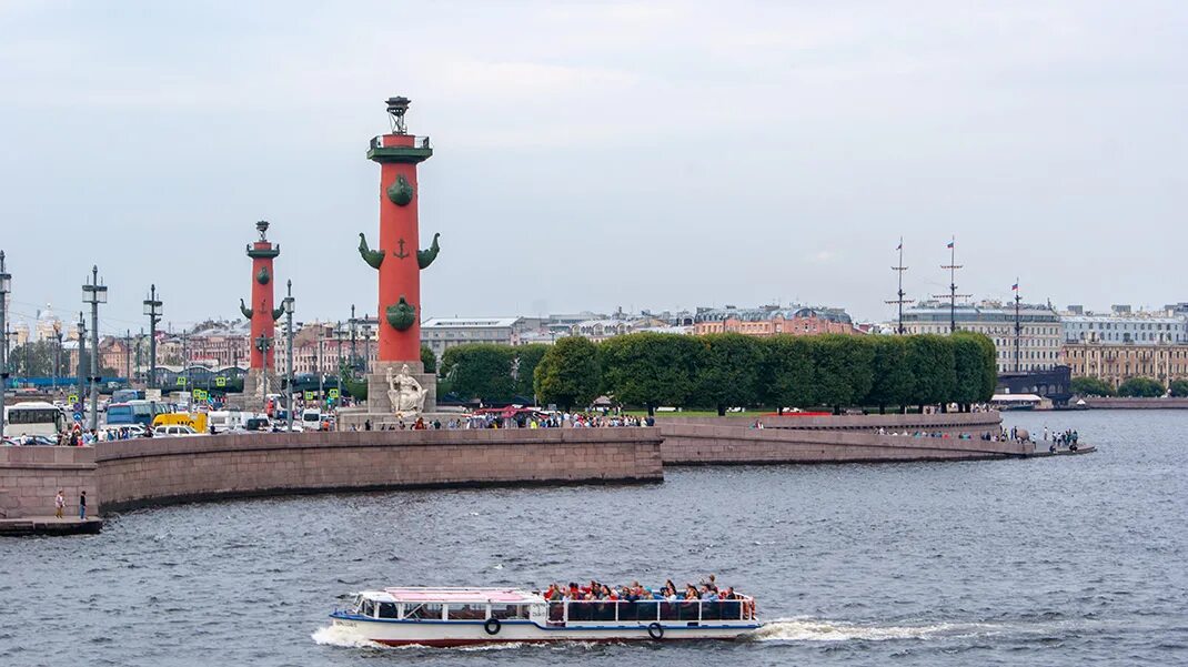 Прогресс васильевский остров. Памятный знак стрелка Васильевского острова. Вид на стрелку Васильевского острова с Дворцовой набережной. Стрелка Васильевского острова башня. Мыс Васильевского острова в Петербурге разделяющий Неву.