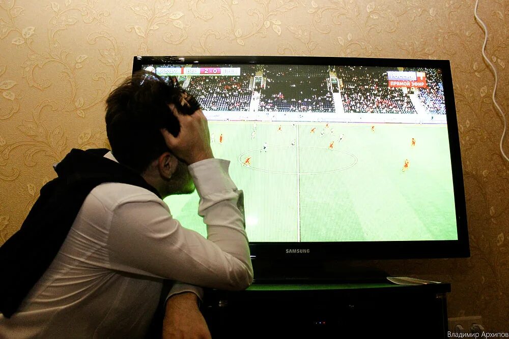 Сколько смотрят футбол. Фото человека который смотрит футбол. Оператором видеонаблюдения на футбольный матч Россия. Как смотрят футбол картинки.