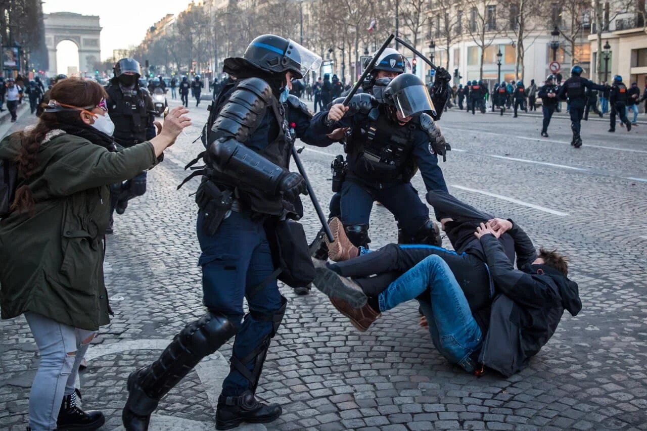 Митинги в париже. Полиция Франции слезоточивый ГАЗ. Разгон демонстрантов в Париже. Разгон протестующих во Франции.